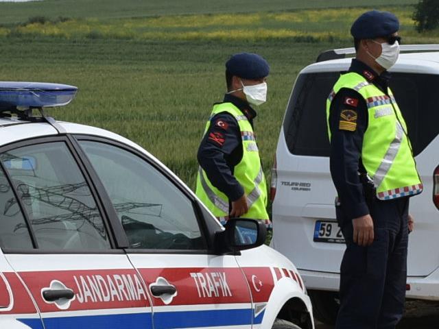 Jandarma, tarlaları kullanarak İstanbul'dan Tekirdağ'a geçmek isteyenlere izin vermedi