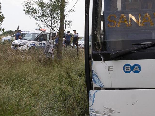 Edirne'de servis midibüsüyle otomobil çarpıştı : 3 yaralı