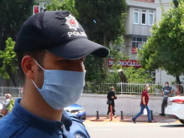 Maske takmayan vatandaşlar ile polis arasında ilginç diyaloglar