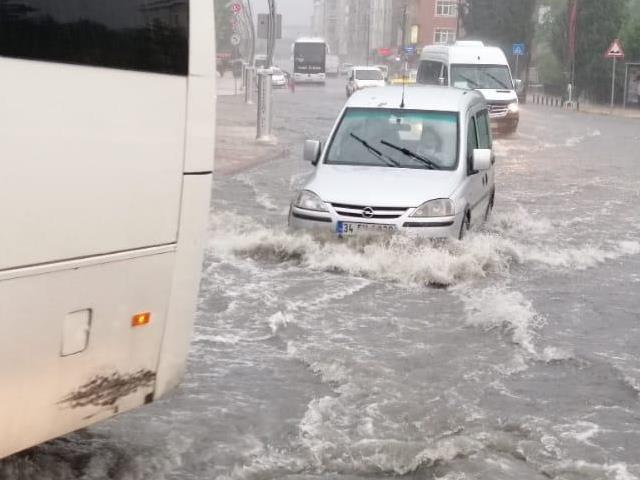 Tekirdağ'da sağanak hayatı olumsuz etkiliyor