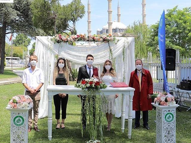 Edirne'de belediye bahçesinde Kovid-19 tedbirli nikah töreni