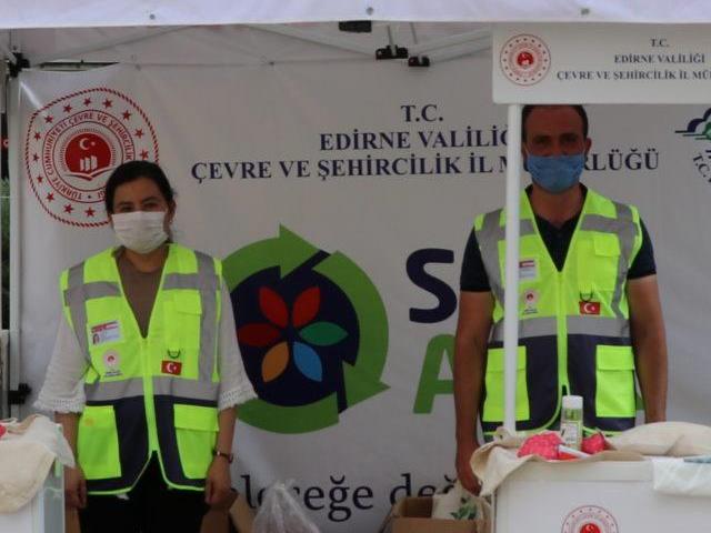 Edirne'de vatandaşlara 10 bin bez çanta ve bulaşık önlüğü dağıtıldı