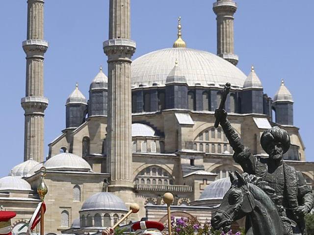 Selimiye Meydanı'ndaki mehteran konseri, vatandaşlardan ilgi gördü