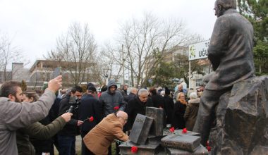 UĞUR MUMCU HEYKELİ’NE KARANFİLLER BIRAKILDI