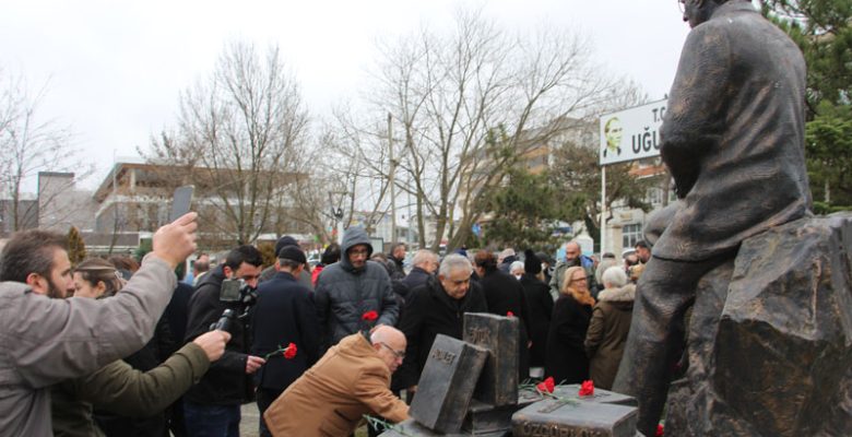 UĞUR MUMCU HEYKELİ’NE KARANFİLLER BIRAKILDI