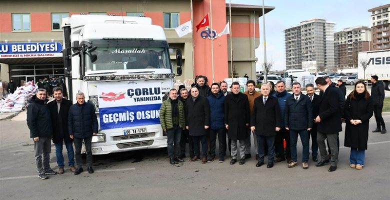 Vali Aziz Yıldırım Yardım Malzemelerinin Toplandığı Çorlu Belediyesi Kültür Merkezi’ni Ziyaret Etti