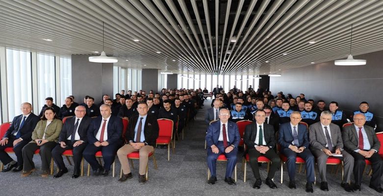 BAŞKAN ALBAYRAK, DEPREM BÖLGESİNDE GÖREV ALAN KAHRAMAN PERSONELLE KUCAKLAŞTI