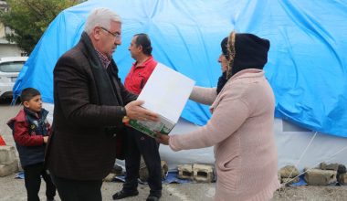 Ergene Belediye Başkanı Rasim Yüksel Deprem Bölgesinde Çadır Kurdu Erzak Dağıttı