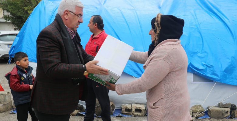 Ergene Belediye Başkanı Rasim Yüksel Deprem Bölgesinde Çadır Kurdu Erzak Dağıttı