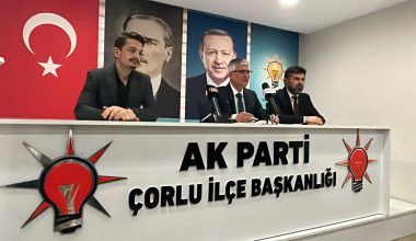 14 Mayıs 2023 tarihinde yapılacak olan Cumhurbaşkanlığı ve milletvekilliği seçimleri için aday adaylığını açıklayan Hakan Sunal, ilçe başkanlığında partilileriyle bir araya geldi. 