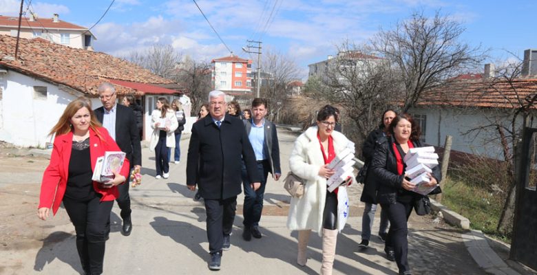 Ergene Belediye Başkanı Rasim Yüksel Kapı Kapı Gezerek 8 Mart Dünya Kadınlar Gününü Kutladı