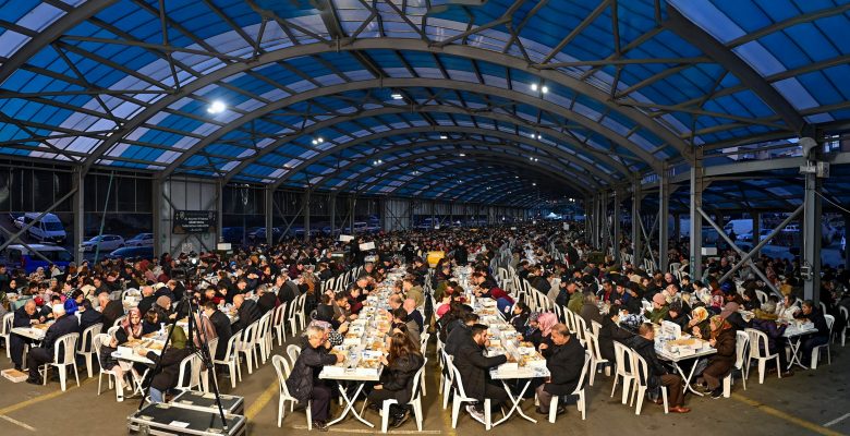 Üç büyük mahallede Gönül Sofraları on binlerce vatandaşı ağırladı