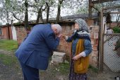 Ergene Belediye Başkanı Rasim Yüksel Kapı Kapı Gezerek Vatandaşlara Pide Dağıttı