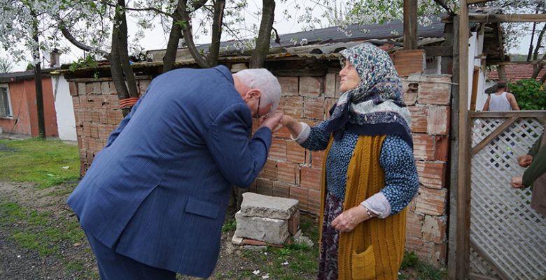 Ergene Belediye Başkanı Rasim Yüksel Kapı Kapı Gezerek Vatandaşlara Pide Dağıttı